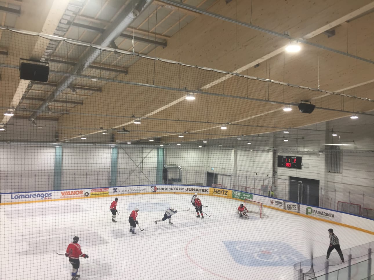 Kuusamon uudessa jäähallissa pelattiin harrasteturnaus myös viime kesänä. Kuva on ottelusta, jossa kohtasivat Lepattava Lätty ja PaKa 75-77.