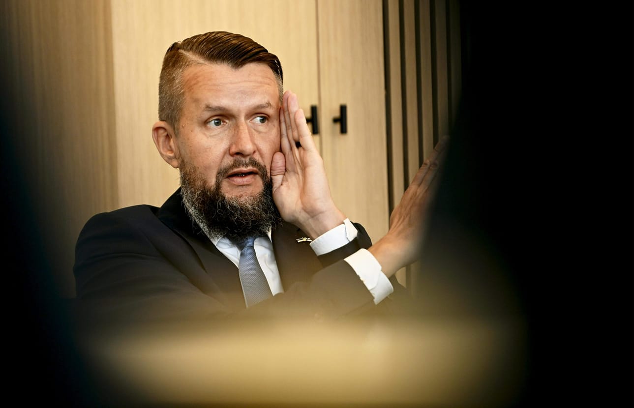 Viron suurlähettiläs Sven Sakkov STT:n haastattelussa Helsingissä syyskuussa. LEHTIKUVA / VESA MOILANEN