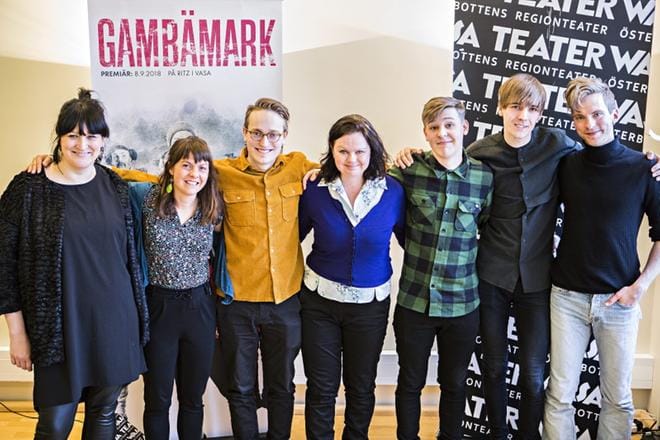 Puvustaja Tyra Therman, näyttelijä Susanne Marins, KAJ-jäsen Axel Åhman, ohjaaja Ann-Luise Bertell, KAJ-jäsenet Jakob Norrgård ja Kevin Holmström sekä lavastaja Anders Karls. Vöyrin ja Oravaisten seutu yhdistää suurinta osaa työryhmästä, Therman ja Marins ovat kotoisin muualta. KUVA: SIMON VENTUS