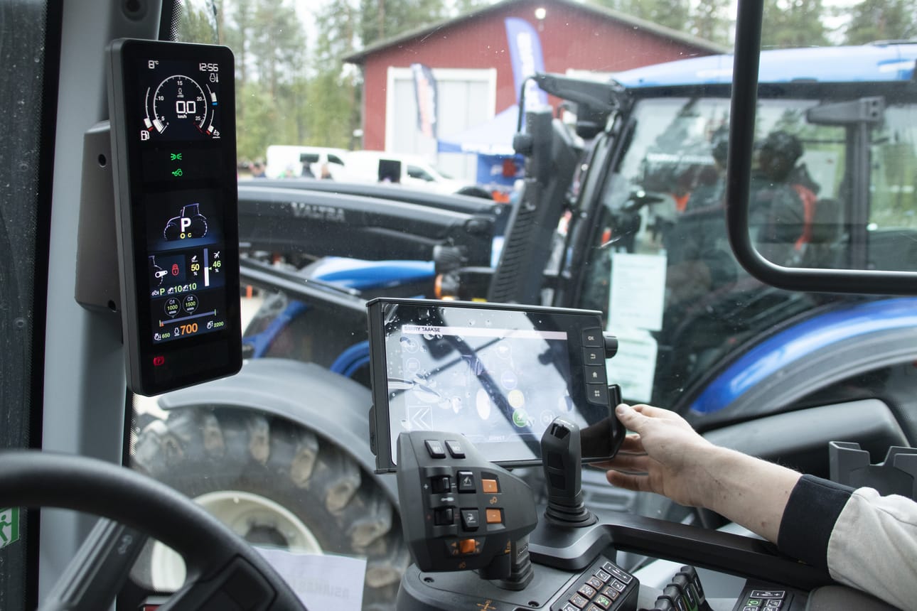 Traktorissa smarttouch-näyttö on kuljettajan työkaveri, jonka kautta voi säätää ja seurata eri hallintalaitteita.