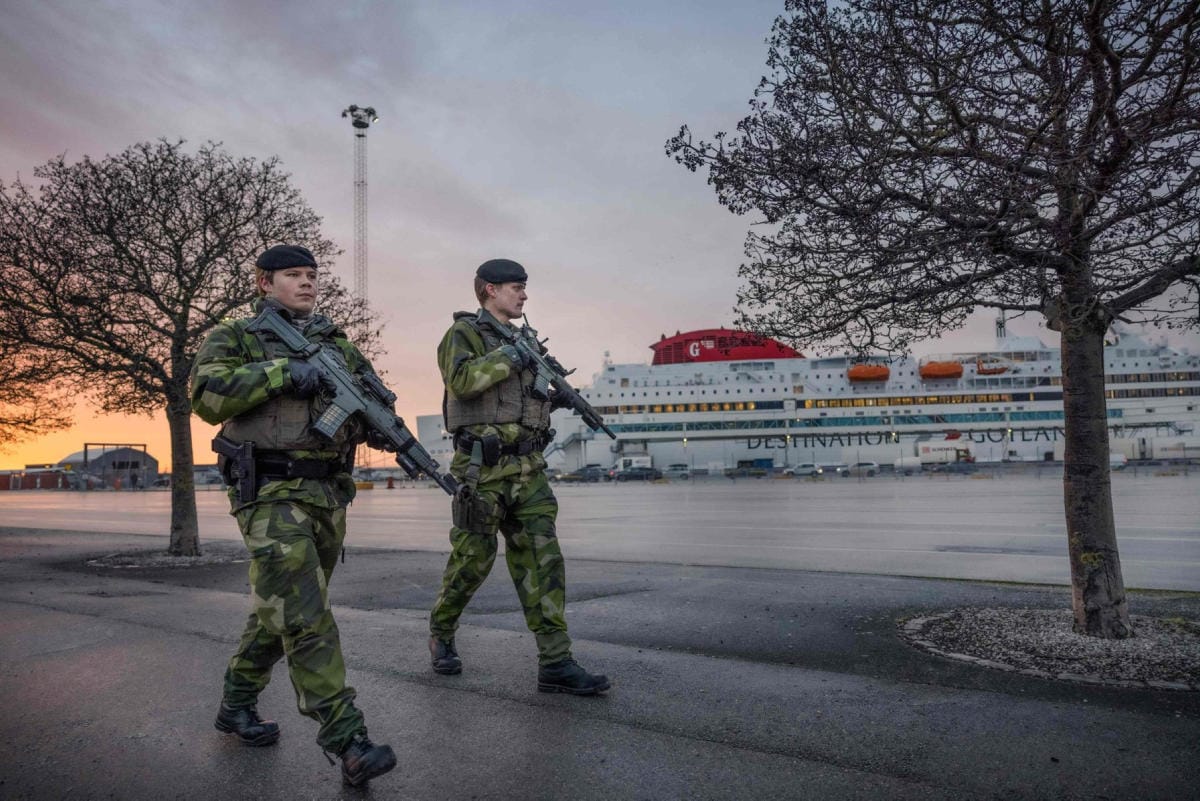 Ruotsalaissotilaita Gotlannin Visbyn satamassa. Kuva otettu 13. tammikuuta 2022. LEHTIKUVA/AFP