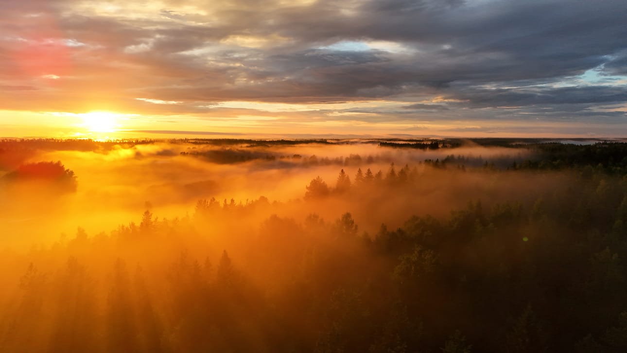 Auringonlasku Sarvijoella kesän lopulla on upea näky Jussi Peltoniemen kuvaamana.