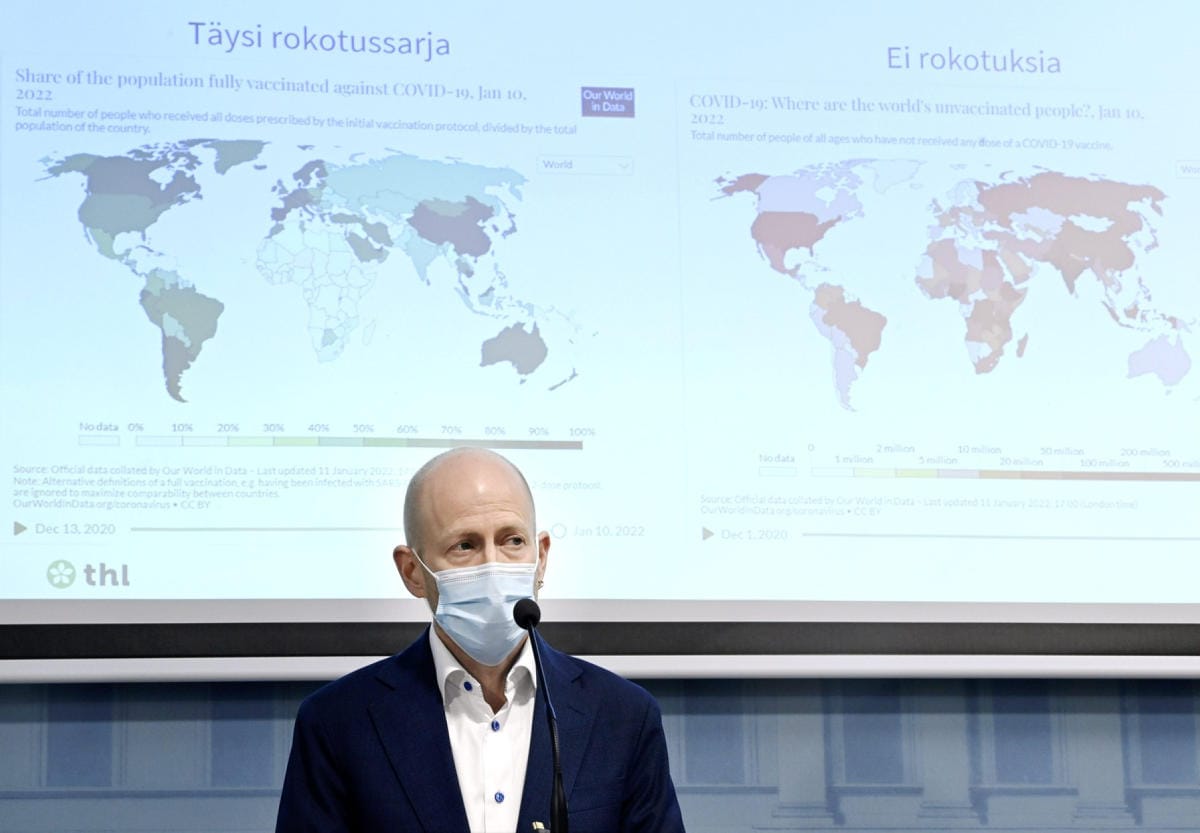 Ylilääkäri Otto Helve Terveyden ja hyvinvoinnin laitokselta (THL) kertoi, että THL antaa tänään uuden ohjeen koronakaranteenin kestosta. LEHTIKUVA / Markku Ulander