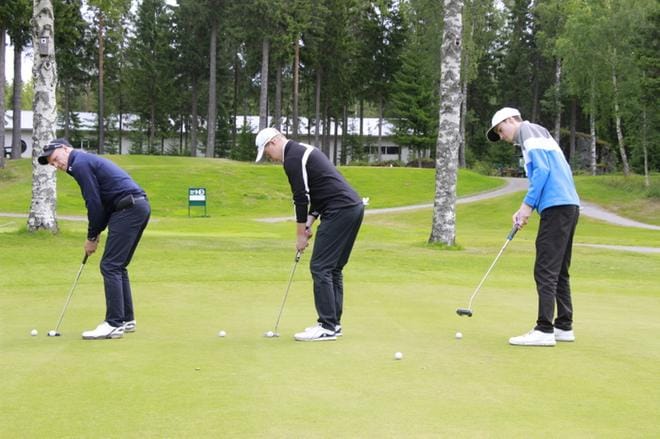 Kullbäckien perhe puttausharjoituksessa: isä Johan Kullbäck (vas.), Jonas Kullbäck ja Anton Kullbäck osallistuvat SM-kisaan kotikentällään. KUVAT: PAAVALI PASTILA