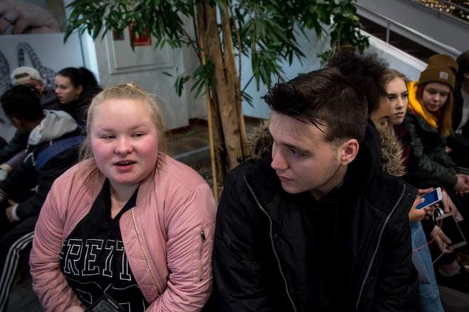 Janna Sandin ja Junnu Karaaslanin mielestä vanhempien tulee päättää kotiintuloajoista, ei kaupungin. Karaaslan uskoo, että kotiintuloajoilla voisi olla vaikutusta nuorten päihteiden käyttöön, Sand ei. KUVAT: PAULA KASKIMAA