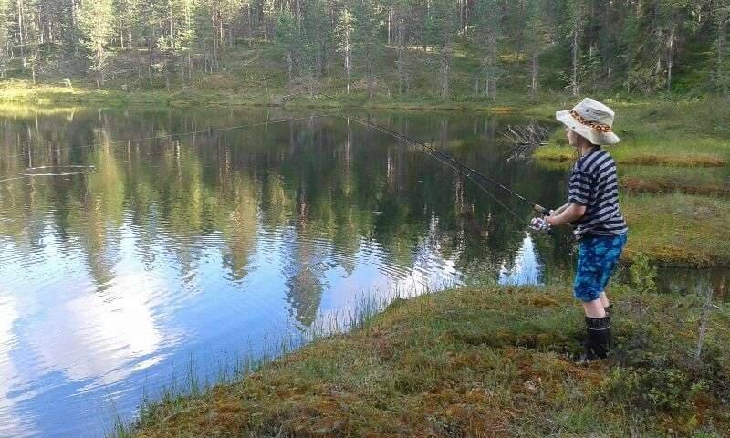 Kaupunkilaisnuorukainen mielipuuhassaan kesälomalla