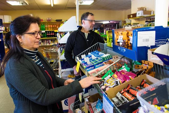Sari ja Antti Mäntymäki ovat olleet kauppiaina Teuvalla Horonkylän kyläkaupassa vuodesta 1986. Kilpailutilanne on isojen markettien kanssa tiukka, mutta he eivät rutise osaansa. KUVAT: JORMA HAVULA