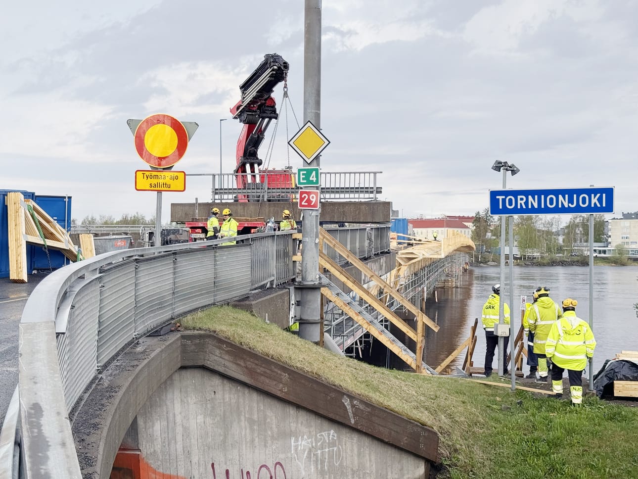 Torniossa valmistaudutaan E4-sillan toiseen valu-urakkaan. Sillan liikenne katkaistaan kolmeksi vuorokaudeksi 9. kesäkuuta alkaen.