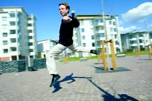 Tanssia torikivillä. Discotanssin juniorisarjan 14-vuotias suomenmestari Niko-Pekka Korkee Oulusta tanssii Lohenpyrstön puistossa koulun jälkeen.