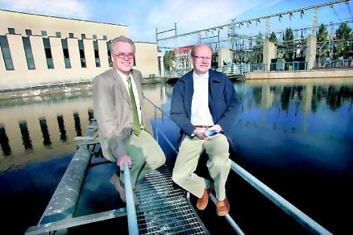 Eri organisaatioihin. Toimitusjohtaja Tapani Kurkela (vas.) kertoo, että Antti Timosen johtama verkkoliiketoiminta on erotettava Oulun Energian muusta toiminnasta viimeistään ensi vuoden aikana.