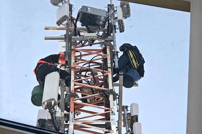 Telian asentajat tukiasemaa asentamassa. Kuva: Telia