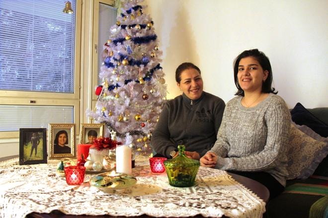 Rada Ali Hamid ja hänen äitinsä Inaam Salman joulutunnelmissa kotona. – Jäimme asumaan vuokralle Kauhavalle. Opiskelen Kauhavan lukiossa toisella luokalla. Toiveammattini on hammaslääkäri, tyttö kertoi. Hänen pikkuveljensä Hussein Ali oli kuvaushetkellä vielä koulussa. KUVA: MIA KÄRKKÄINEN