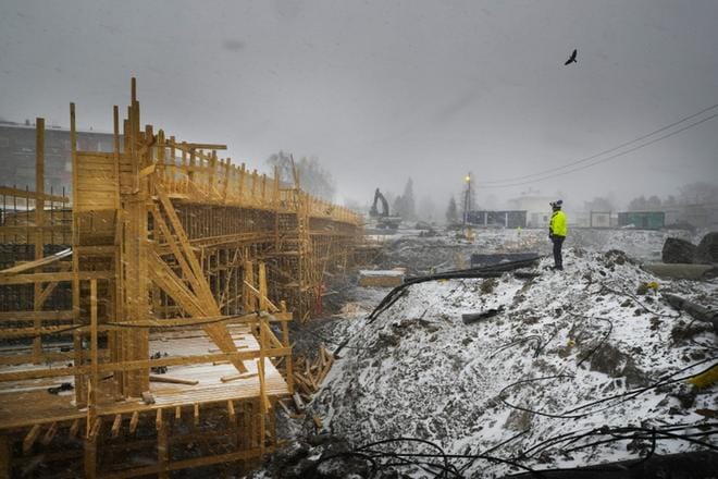 Uuden sillan jyhkeä muoto on jo nähtävissä, kun katsoo Palosaaren suunnasta kohti Pukinkulmaa. KUVAT: MINNA ANTILA