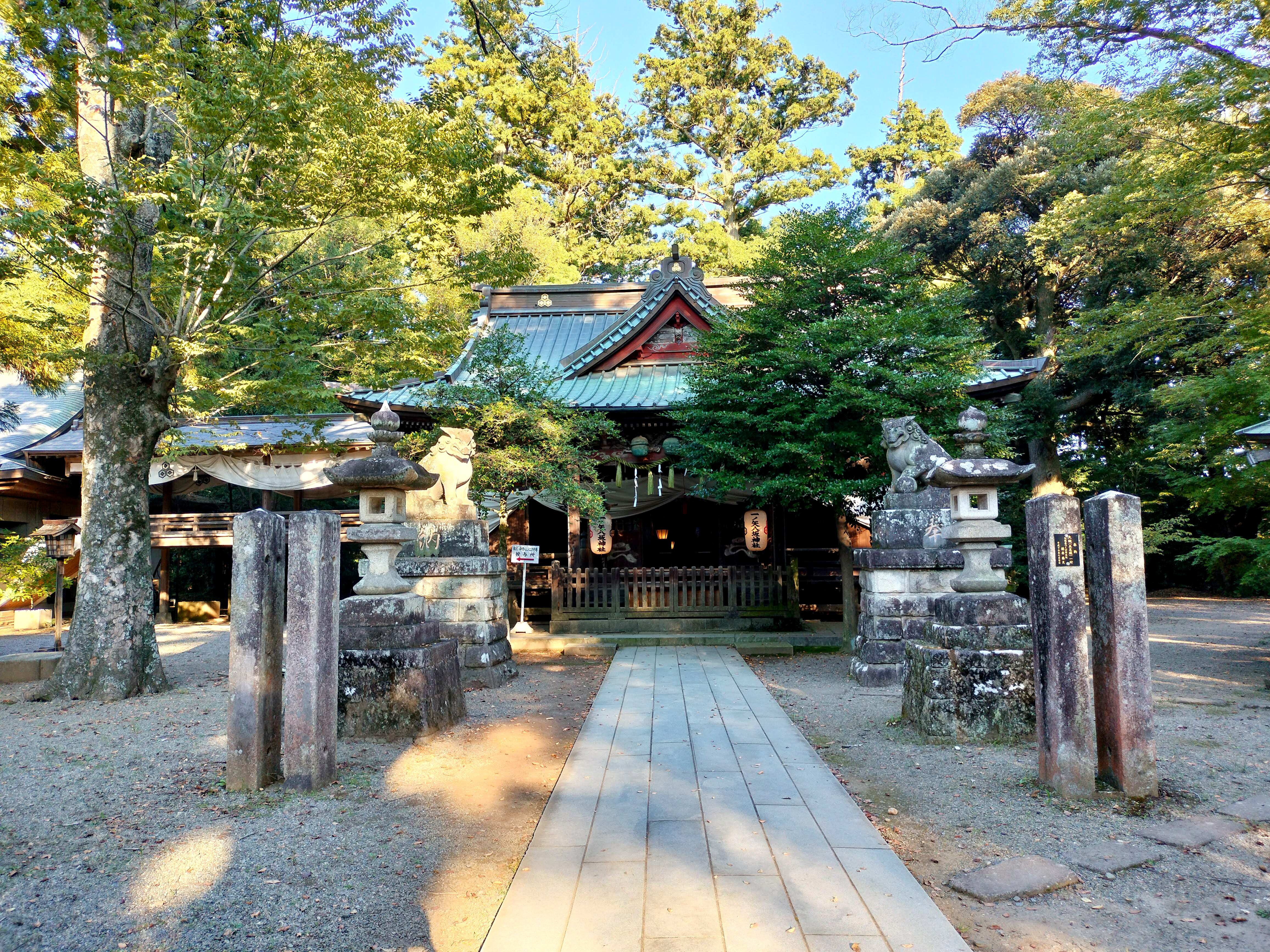 Valtaosa japanilaisista on sekä shintolaisia että buddhalaisia. Uskontokuntien temppeleitä on tiheässä.