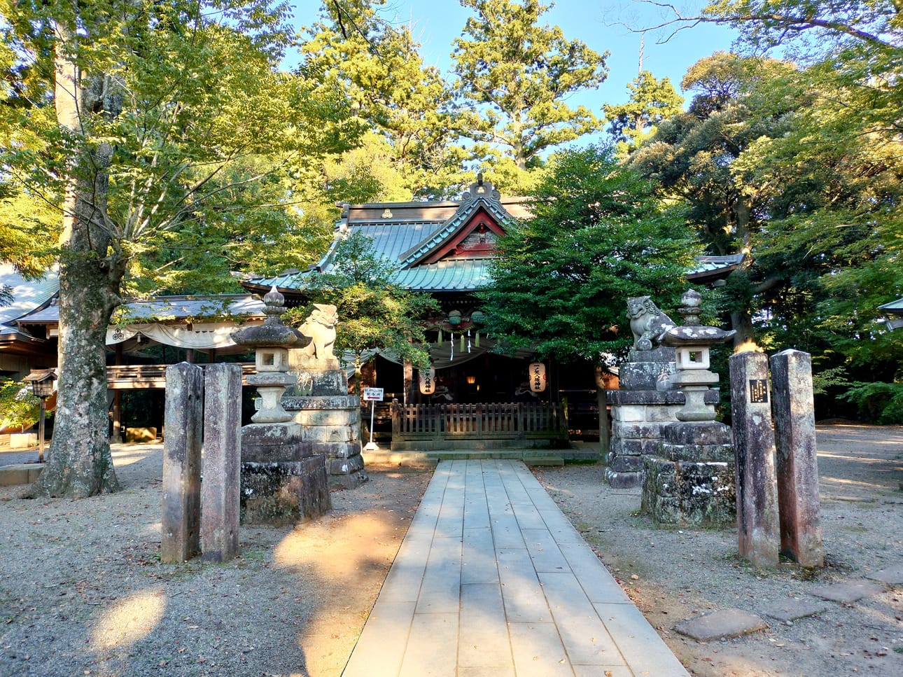 Valtaosa japanilaisista on sekä shintolaisia että buddhalaisia. Uskontokuntien temppeleitä on tiheässä.