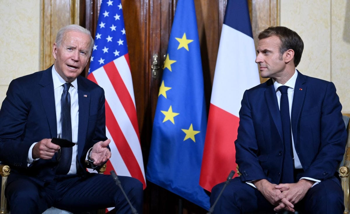 Neuvotteluja on määrä jatkaa Berliinissä kahden viikon kuluessa. Kuvassa Yhdysvaltain presidentti Joe Biden ja Ranskan presidentti Emmanuel Macron. LEHTIKUVA/AFP