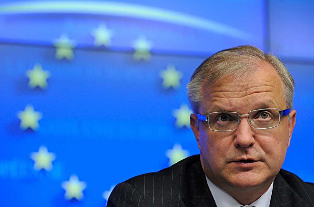 Euroalueen talouskasvu hyytyy ja vaarana on uusi taantuma, varoittaa EU:n talouskomissaari Olli Rehn.