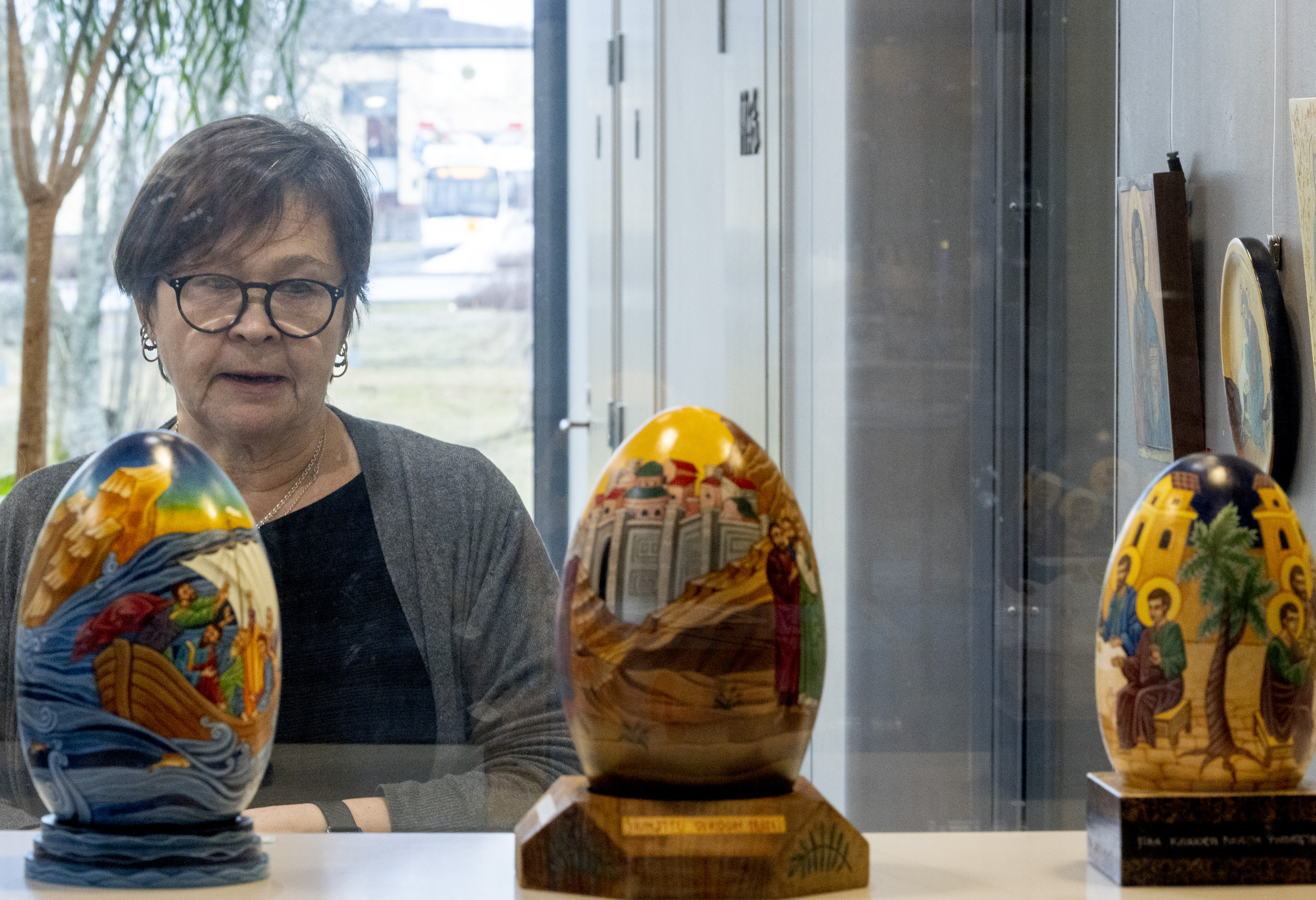 Vierähtää tunteja, kun oululainen Marja Jussheikki maalaa ikoneita – "Siinä ei mieti mitään muuta"