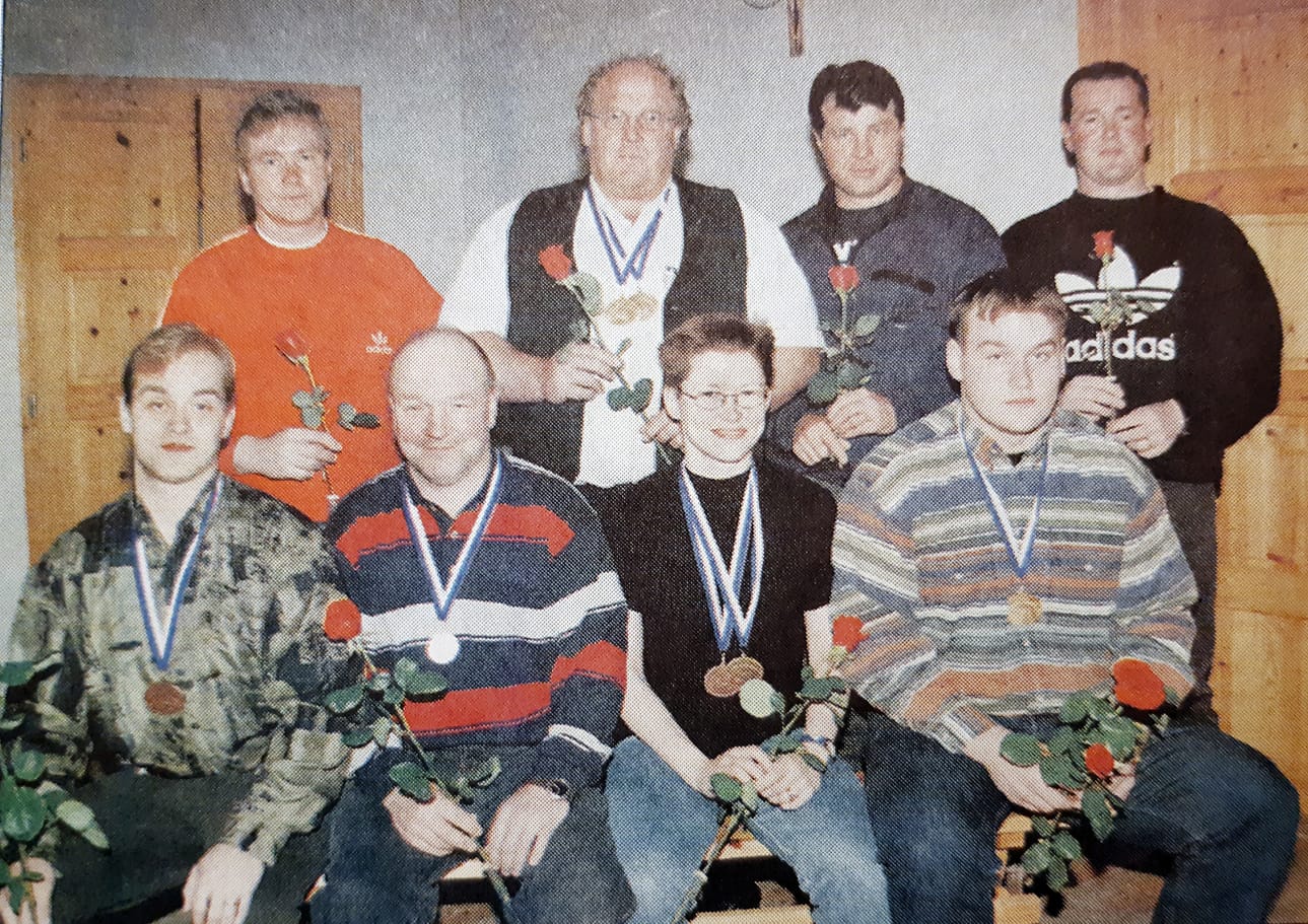 Alajärven voimailijoilla oli kevään kakku- ja kukkakesteillä hymy herkässä. Takana vas. Heikki Saarenmaa, Pekka Mäkelä, Jorma Sillanpää ja Ari-Pekka Savola, ed. vas. Ville-Petteri Saarenmaa, Kullervo Paavola, Pirjo Savola ja Markus Joensuu.