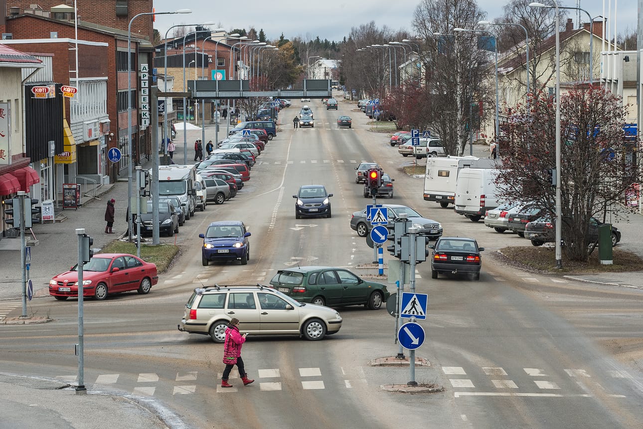Vaikka neljän tien risteyksessä on liikennevalot, kannattaa autoilijan olla siitä huolimatta tarkkana.