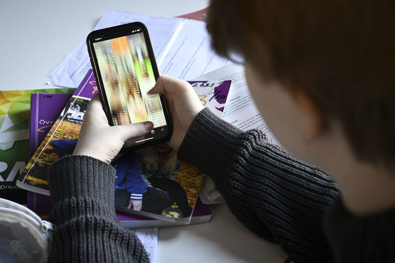 Metan sanotaan käyttävän alustoillaan ominaisuuksia, jotka aiheuttavat lapsille ja nuorille riippuvuutta ja vahingoittavat näiden henkistä ja fyysistä hyvinvointia. Kuvituskuva.
