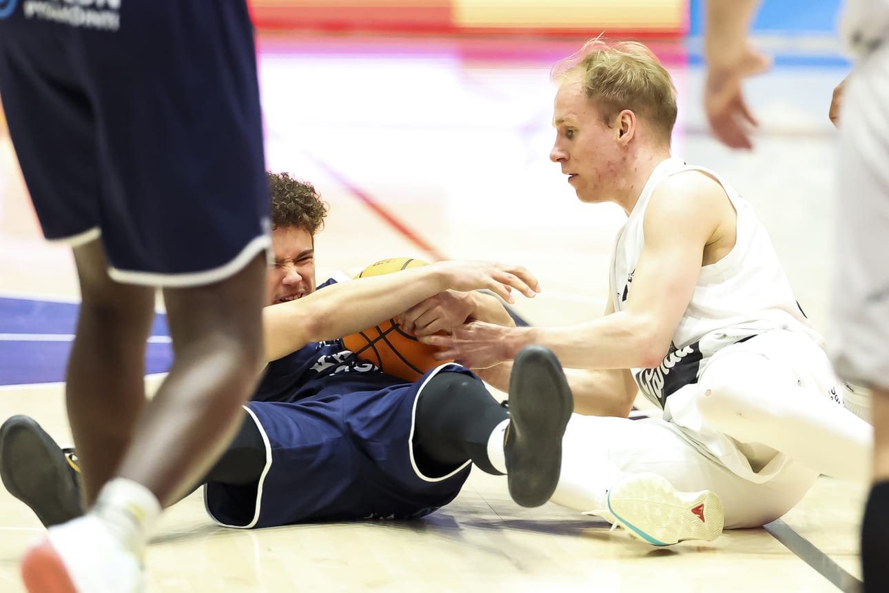 Takamies William De Santana oli lauantaina ACO Basketin parhaimmistoa.
