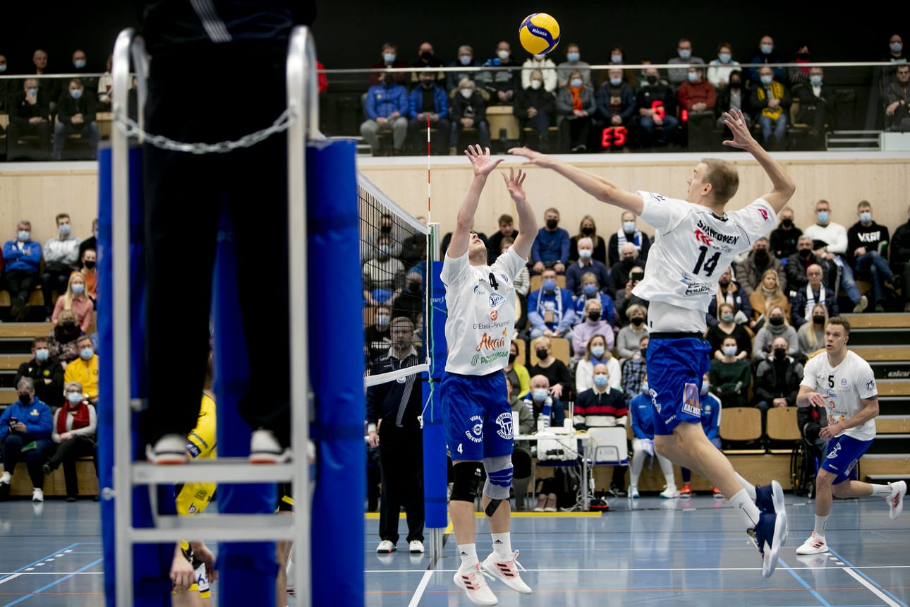 Akaa-Volleyn Anton Välimaata, Sauli Sinkkosta ja Urpo Sivulaa ei nähdä launtaina Seinäjoella. Arkistokuva.