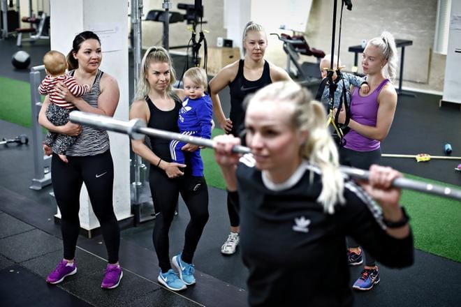 Sofia Kukila, Jenna Ämmälä, Taru Aro, Heli Pihlajamäki ja Laura Lehtilä kokoontuvat ainakin kerran viikossa. Vauvat Mila (vas.), Asseri ja Oliver viihtyvät kuntosalilla. KUVAT: TOMI KOSONEN