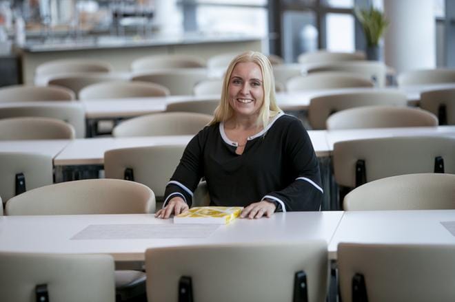 Elisa Kannaston viestintätieteiden alaan liittyvä väitöskirja tarkastetaan Vaasan yliopistossa tulevana perjantaina. Hän työskentelee opettajana Seinäjoen ammattikorkeakoulussa. Kuva: Jaakko Elenius