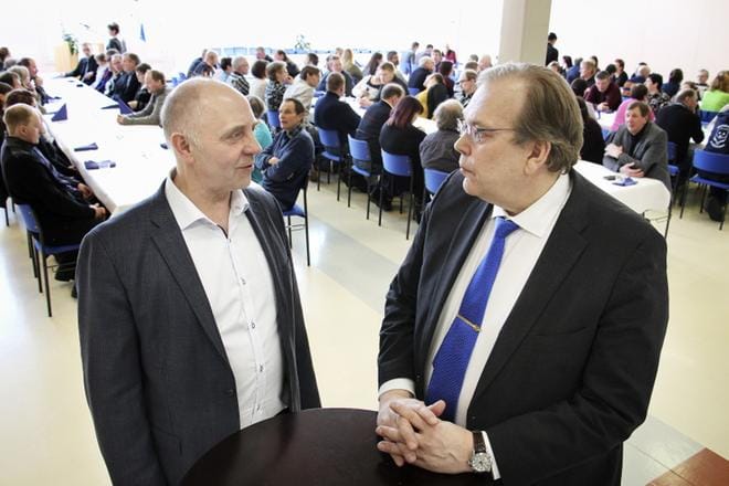 Pentti Santala (vas.) ja Reima Luomala korostivat maitojuhlassa vakaan maidon hinnan merkitystä maitotiloille. KUVA: ARTO TAKALAMPI