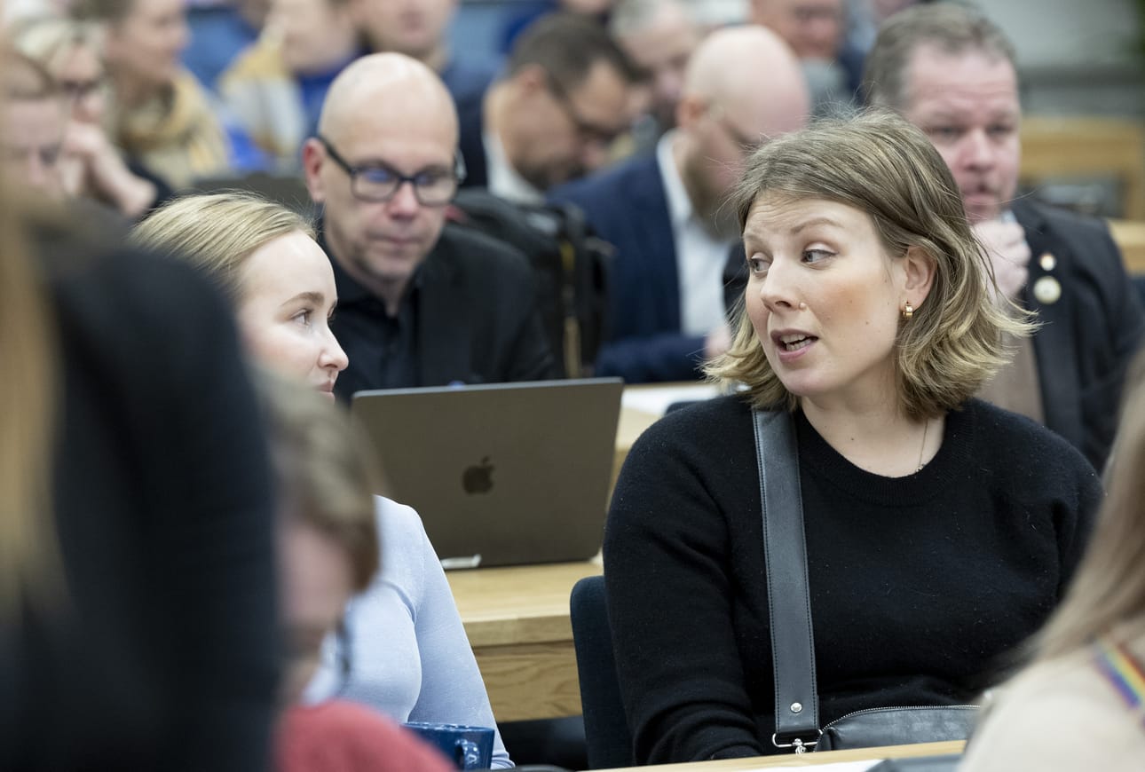Oulun valtuutettuja kiinnostivat maanantaina muun muassa joukkoliikenneasiat. Kuvassa vihreiden valtuutetut Elisa Hallapuro (vas.) ja Jenni Pitko.