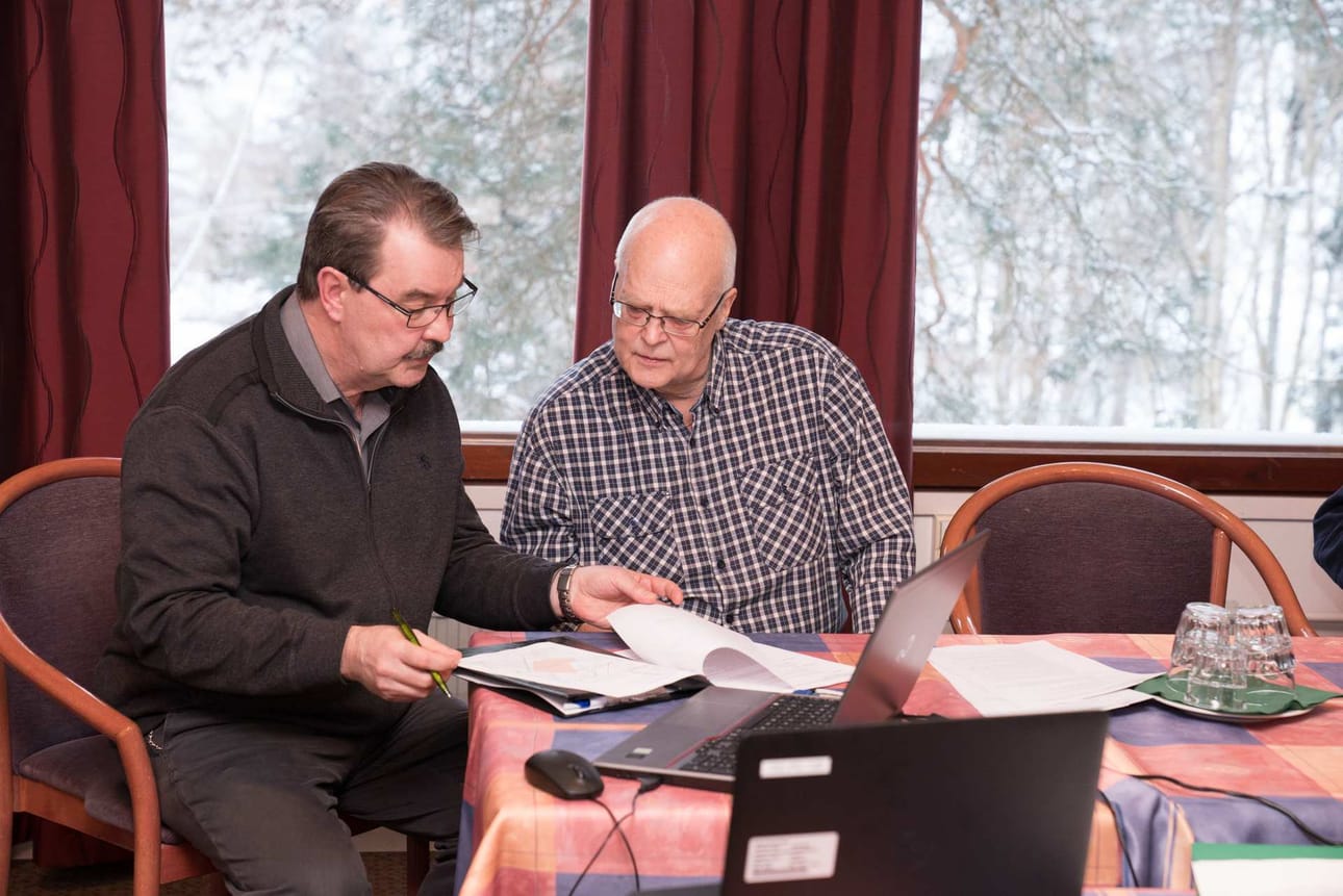 Haapaveden yhteismetsään liittyvät metsänomistajat allekirjoittivat sopimukset viime torstaina, kuvassa allekirjoitustilaisuudessa liittyvä metsänomistaja Juhani Meistamo (oik.) Raahesta ja maanmittauslaitoksen asiantuntija Mikko Honkanen.