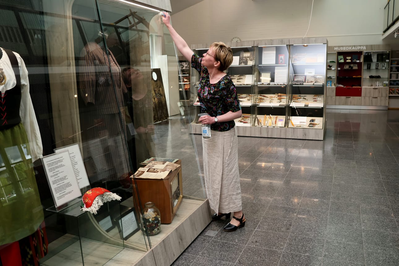 Kaupungin museointendentti Hanna Rieck ottaa tarvittaessa liinan käteensä ja pyyhkäisee sormenjäljet lasista. –Kapeammissa osissa esitellään puukkoja ja niiden tekijöitä, leveämpiin oli hyvä laittaa tekstiilit, hän kertoo.