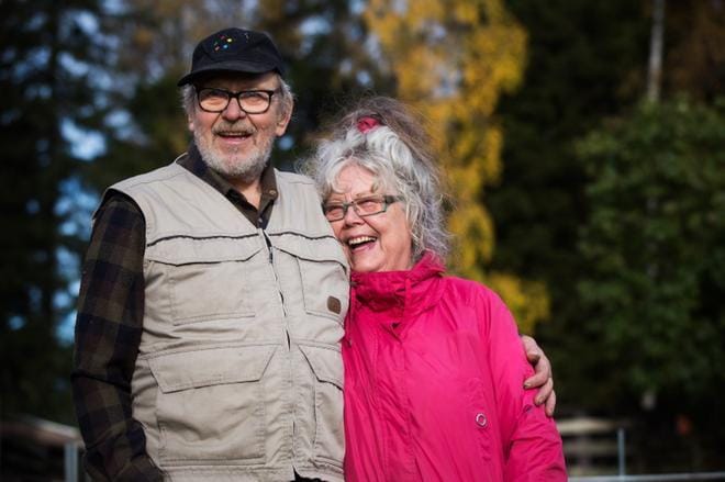 Harry Mård ja Kristiina Fernelius asuvat Karperössä lampaiden, Mooses-koiran, kanojen ja kukon kanssa. Heidän tavatessaan Fernelius oli haikaillut maanläheistä miestä multaa sormissaan, mutta ei uskonut löytävänsä sellaista ravintoloista. KUVAT: JARNO PELLINEN
