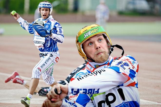 Severi Lassila sai ulkopelisuorituksistaan Kultaisen räpylän ja Janne Mäkelä Kultaisen mailan ja Vuoden jokeripelaaja -tittelin. KUVAT: TUOMAS SARPARANTA JA TOMI KOSONEN