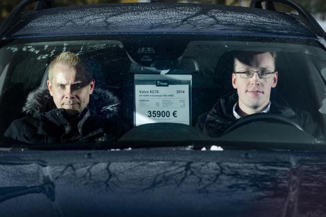 Serkukset ja toisen polven yrittäjät Markus Brännström (vas.) ja Matias Brännström myyvät käytettyjä autoja Pohjanmaalla Alavetelissä WB-autossa. KUVA: Lehojärvi Jukka