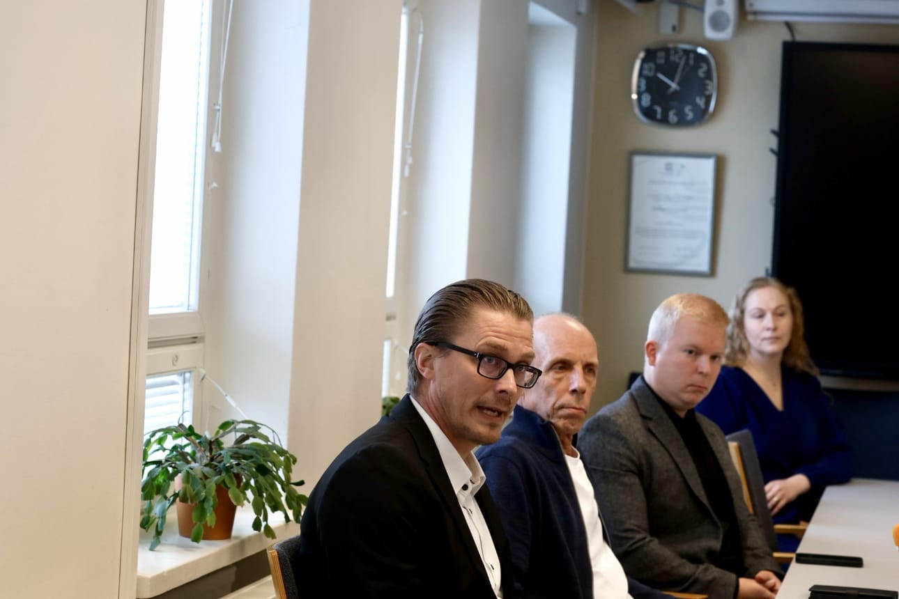 Haastattelussa on paikalla kunnanjohtaja Kimmo Hinno, kunnanvaltuuston puheenjohtaja Jarmo Markkanen ja kunnanhallituksen puheenjohtaja Tapani Ervasti ja kunnan viestintäpäällikkö Anna Happo.