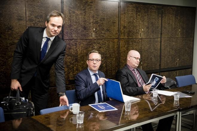 Sisäministeri Kai Mykkänen (vas.), elinkeinoministeri Mika Lintilä ja työministeri Jari Lindström perustelivat tiedotusvälineille, miksi hallitus haluaa helpottaa irtisanomisia pienyrityksissä. KUVA: Joel Maisalmi