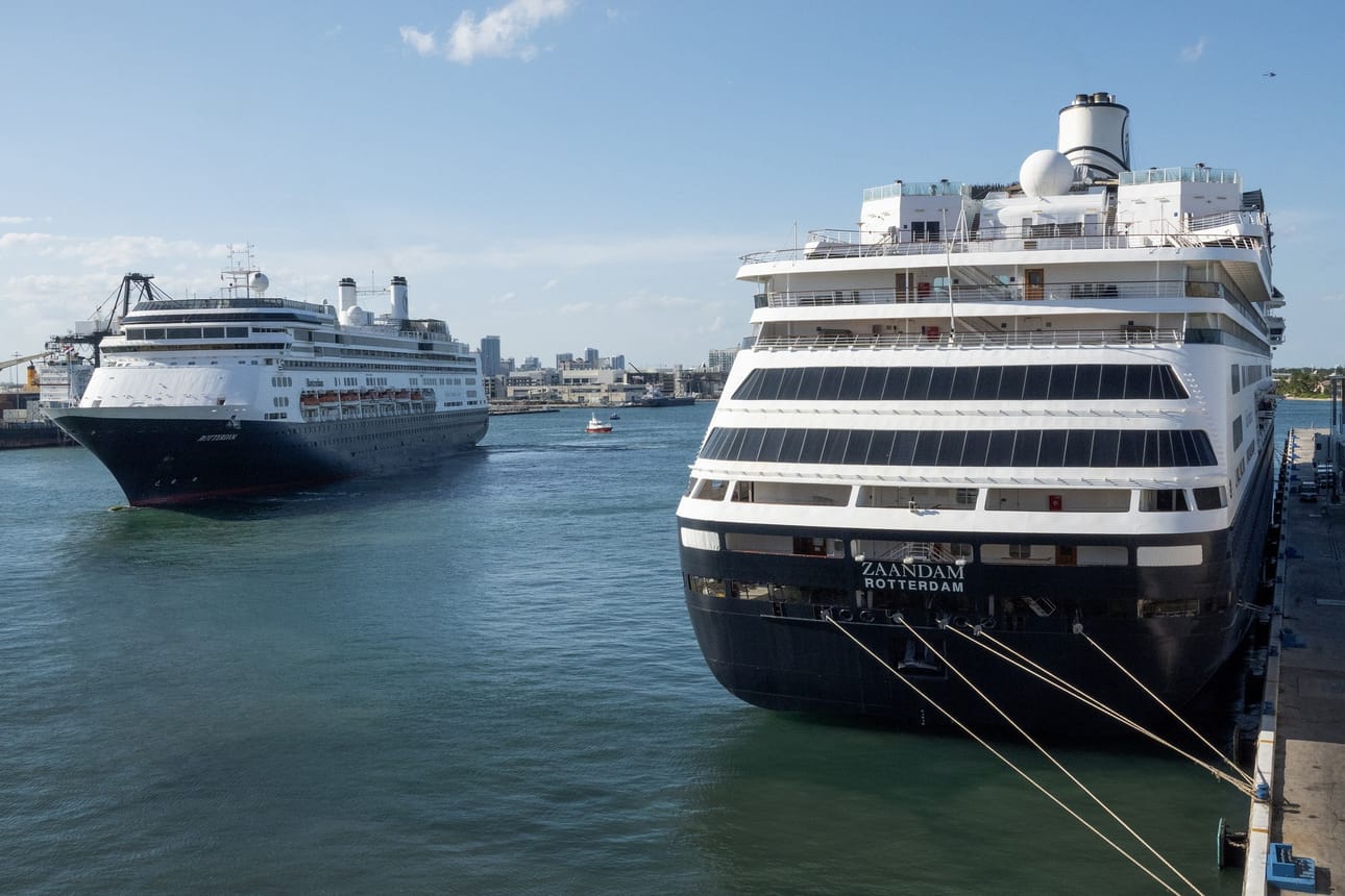 MS Rotterdam - (vasemmalla) ja MS Zaandam -risteiyalukset pääsivät tänään satamaan Floridan Port Evergladessa.