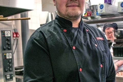 Martin Harvina pyöräytti malliksi yksinkertaisen, mutta maukkaan pitsan muutamassa minuutissa. Hän on opiskellut kokiksi Kroatiassa. KUVA: JORMA HAVULA