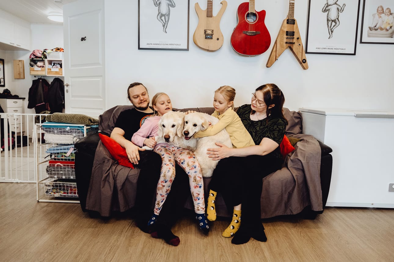 Ritva ja Ilmari Mäntysalon lapset Anita ja Aino Mäntysalo ovat myös huolissaan kyläkoulunsa kohtalosta. Ensimmäistä luokkaa käyvä Anita kysyi taannoin äidiltään, eivätkö kouluasioista päättävät ihmiset ymmärrä, miten arvokas koulu on lapsille.