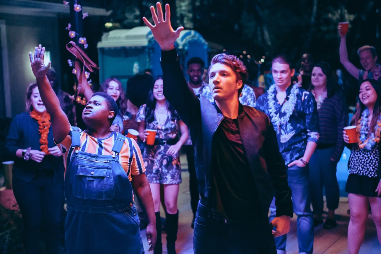 Gilbert (Miles J. Harvey) ja Neil (Jake Short) ovat surkeita nörttejä, jotka ajautuvat rikollisillekin poluille.