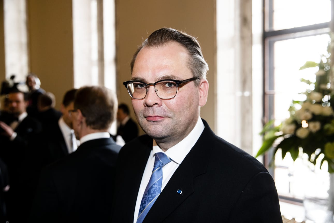 Puolustusministeri Jussi Niinistö sai oikeuskanslerilta moitteet, mutta rikokseen hänen ei katsota syyllistyneen.