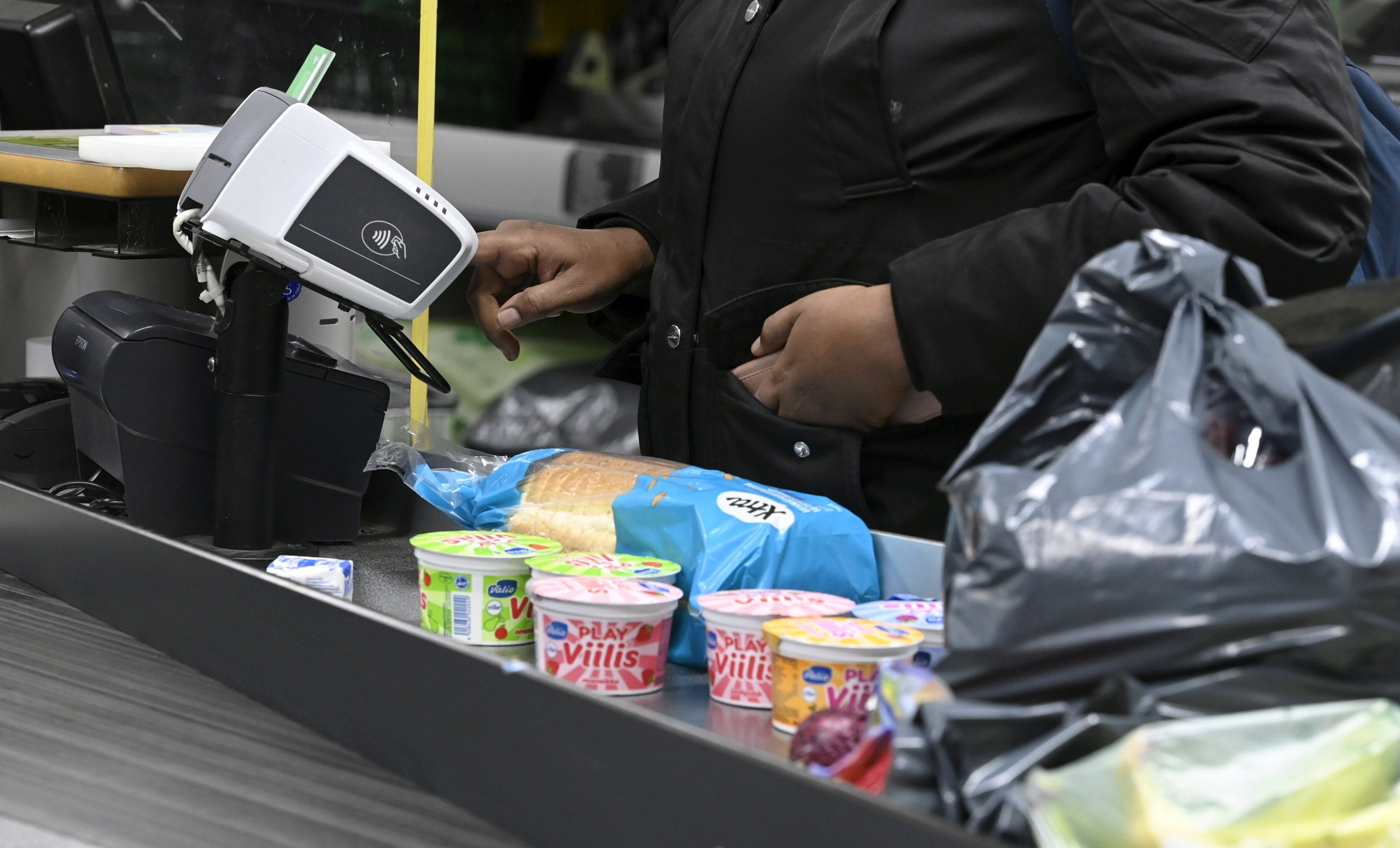 Muovikassien myynti väheni S-ryhmän kaupoissa hinnankorotuksen jälkeen