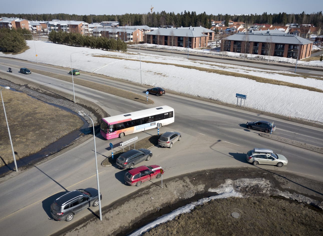 Tienpitoon on ely-keskuksella käytettävissä ennätykselliset 87,2 miljoonaa euroa Pohjois-Pohjanmaalla. Kuvassa Palokankaantien ja Oulunlahdentien risteys Kaakkurissa. Oulunlahdentielle on tulossa kahteen paikkaan uudet liikennevalot.