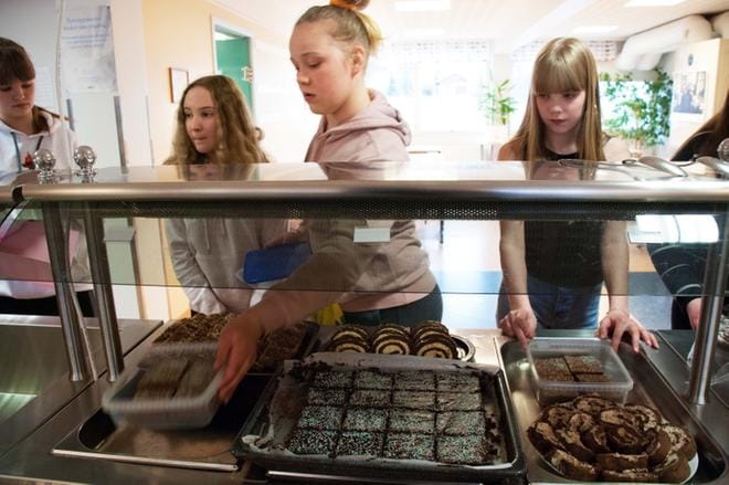 7. luokan tytöt olivat leiponeet avointen ovien iltaan monenlaista myytävää luokkaretkirahaston kartuttamiseksi. KUVAT: KAROLIINA SYRJÄ