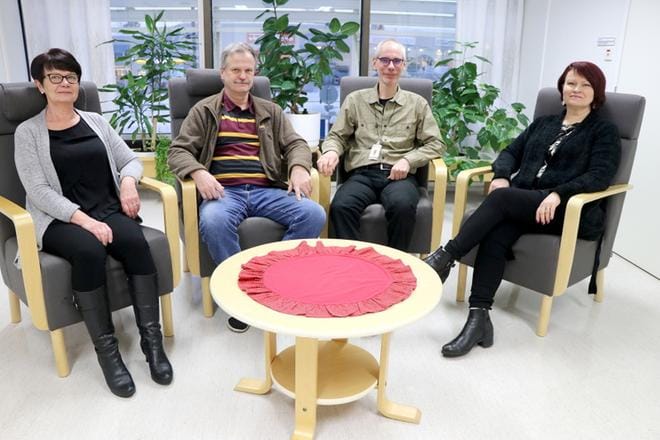 Sinikka Perälä ja Rauno Ojala (vas.) kuuluvat vielä hetken Alajärven psykiatrisen poliklinikan vakiokalustoon. Lars Lindholm ja Marja Jokiaho ovat ensiapupsykiatrisen poliklinikan työntekijöitä. KUVA: SAILA COLLANDER