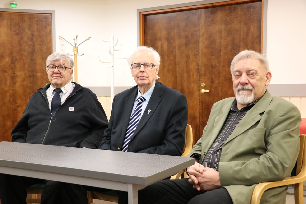Markku Mäkelä, Simo Perämäki ja Erkki Kallio ovat pitkäaikaisia Lions-aktiiveja Ylihärmässä. Kokoukset pidetään Härmän Kylpylän Leijona-kabinetissa.