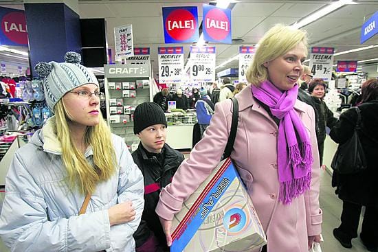 Selvät sävelet ostoksilla. Kiiminkiläinen Seija Komi-Sirviö oli lapsiensa Ruupen ja Ellinooran kanssa vaihtamassa joululahjoja ja ostamassa lapsille ulkoiluvaatteita Intersportissa. "Ei lasten kanssa lähdetä shoppailemaan. Tällä tavalla kun lähdetään, tiedetään, mitä ostetaan", Sirviö sanoo.