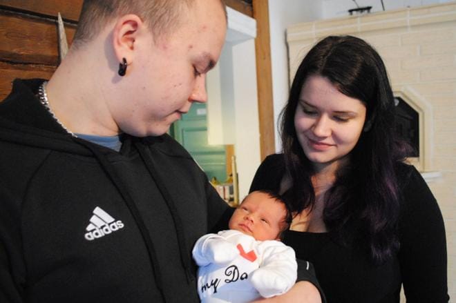 Harri Paakkola ja Jenna Rajaniemi iloitsevat tänään viikon vanhaksi tulevasta tyttärestään. KUVA: EEVA-LIISA KULJU